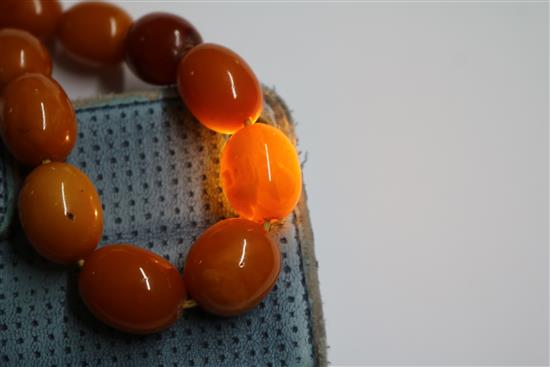 A single strand amber bead necklace, gross 53 grams, 46cm.